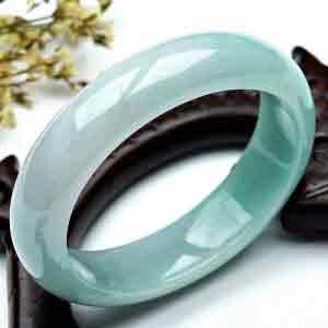 怎么去判断翡翠手镯的价值 ？具体分析介绍